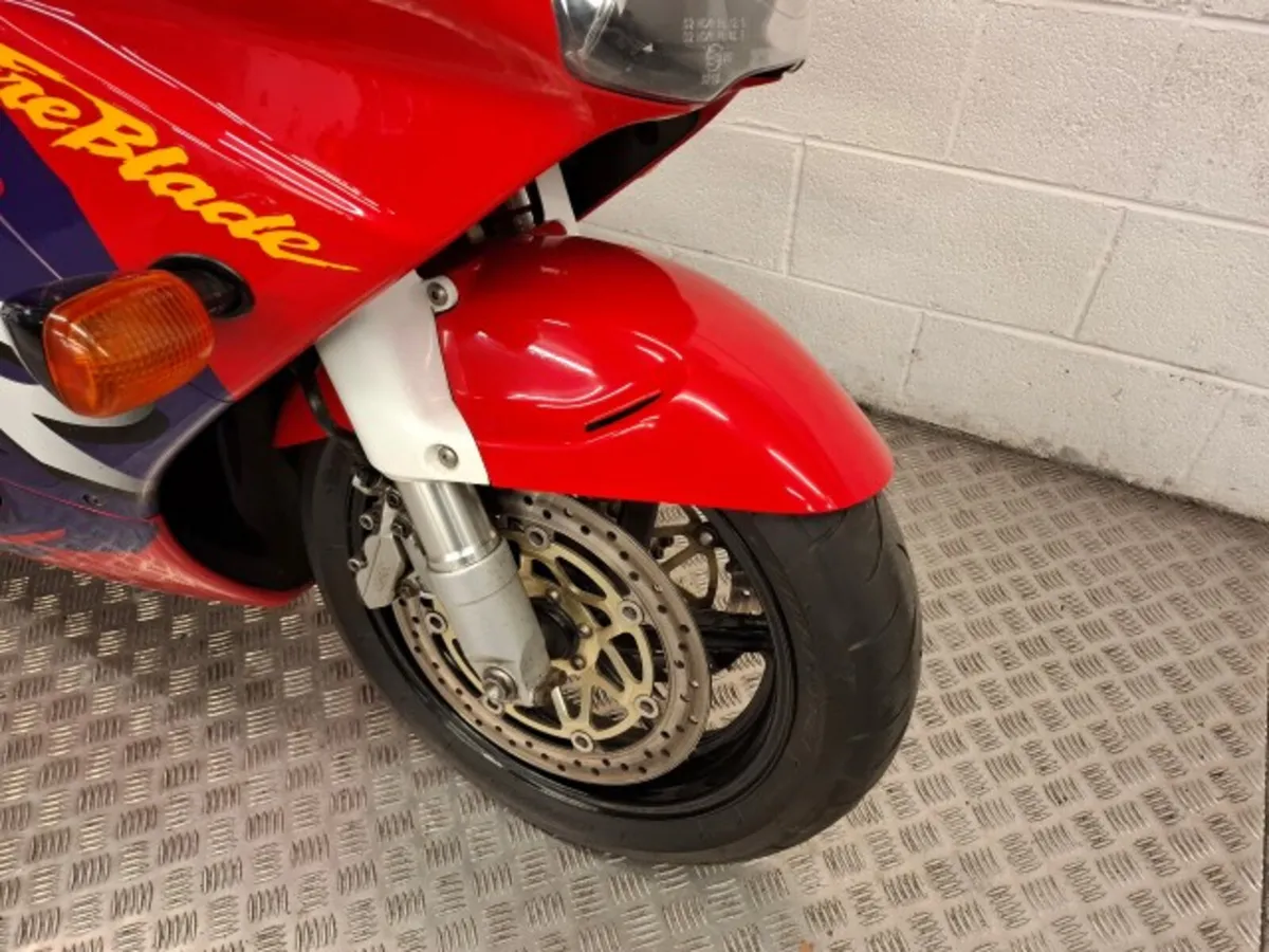 Honda CBR900RR Fireblade 1998 - Image 3