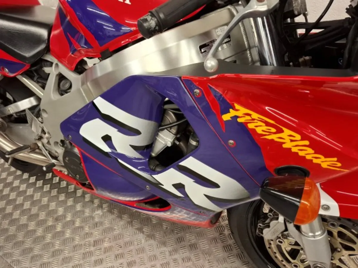 Honda CBR900RR Fireblade 1998 - Image 4