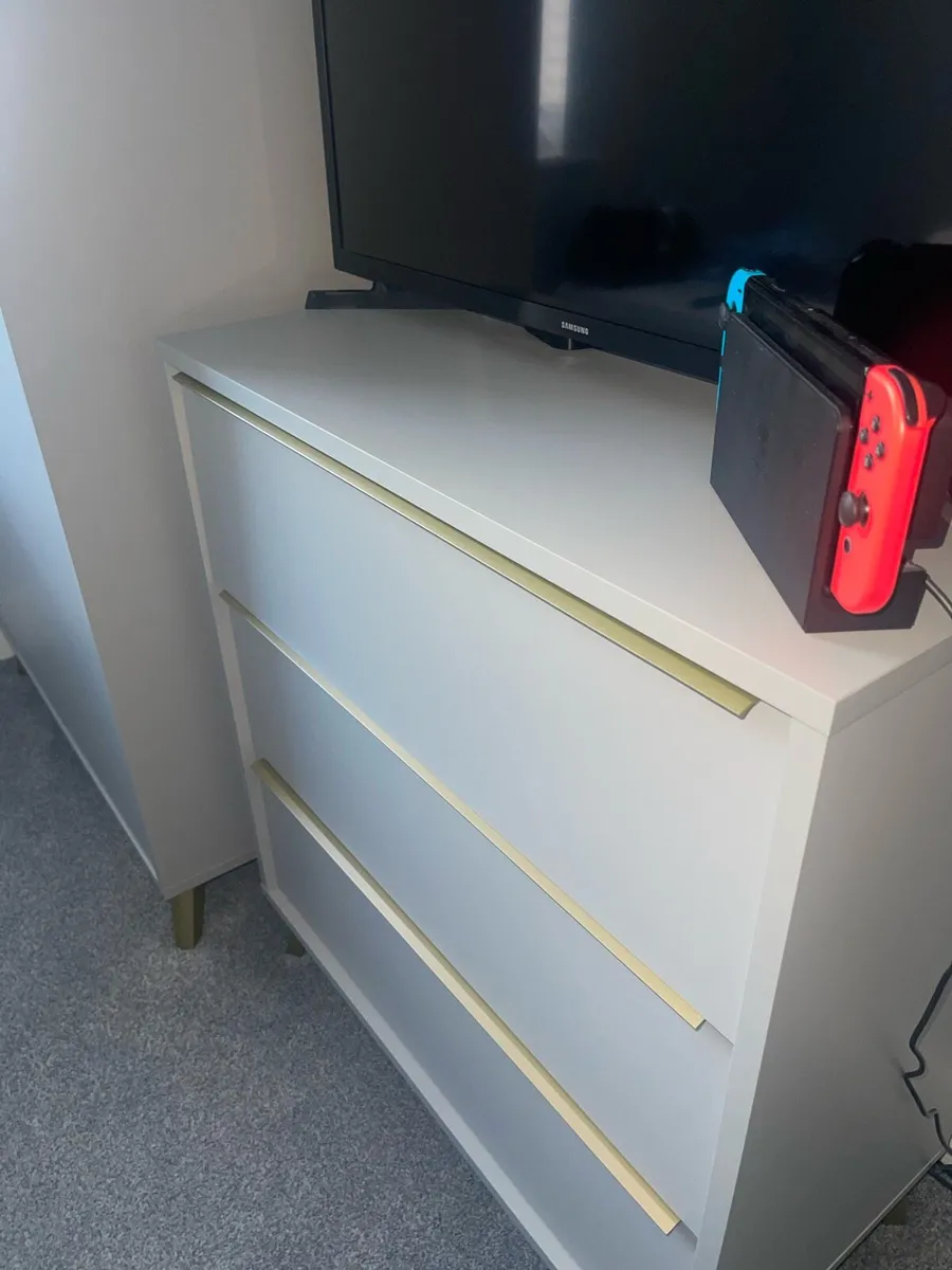 Wardrobe and chest of drawers - Image 1