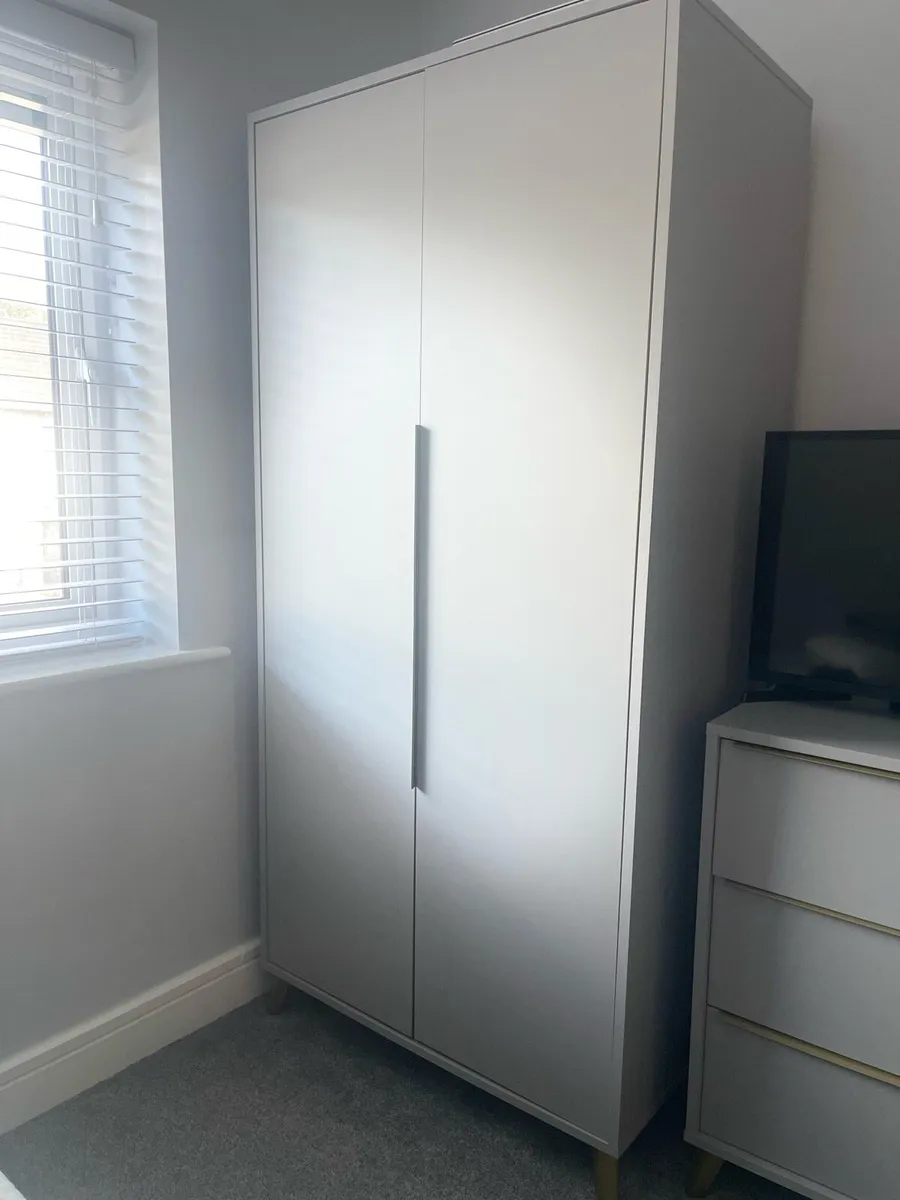Wardrobe and chest of drawers - Image 2