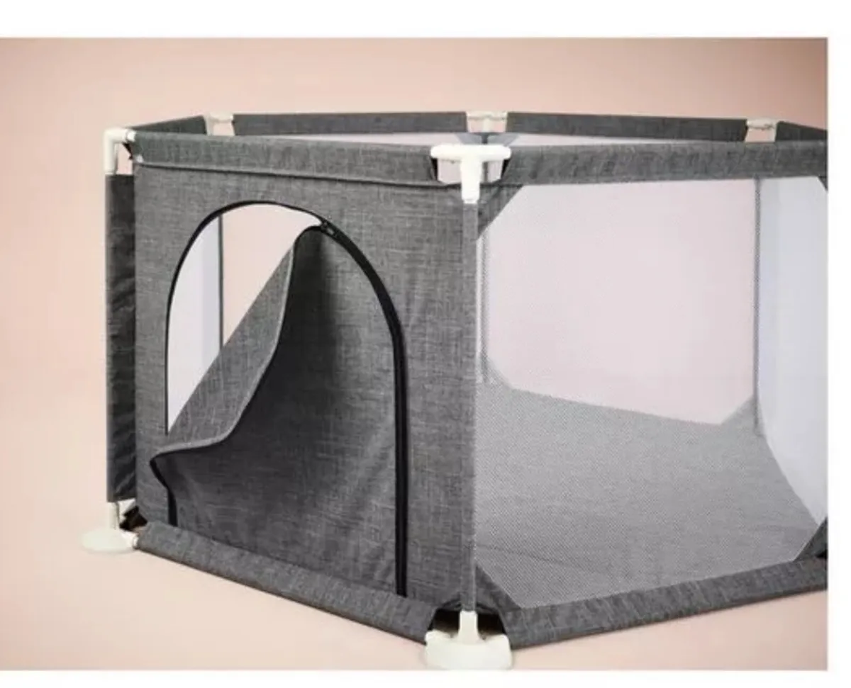Baby playpen with zip door