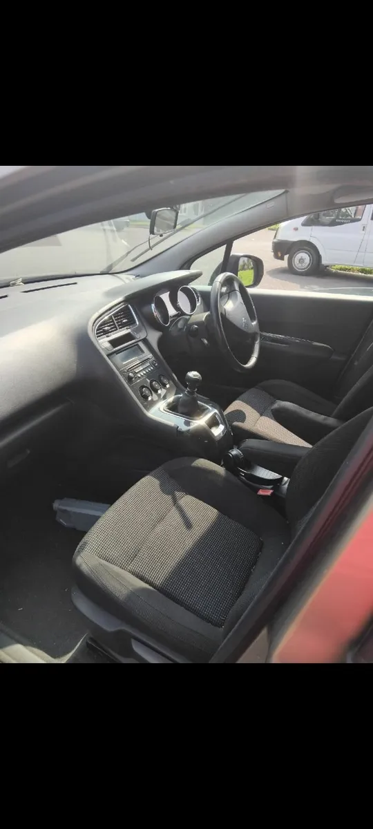 Peugeot 5008 2010 - Image 2