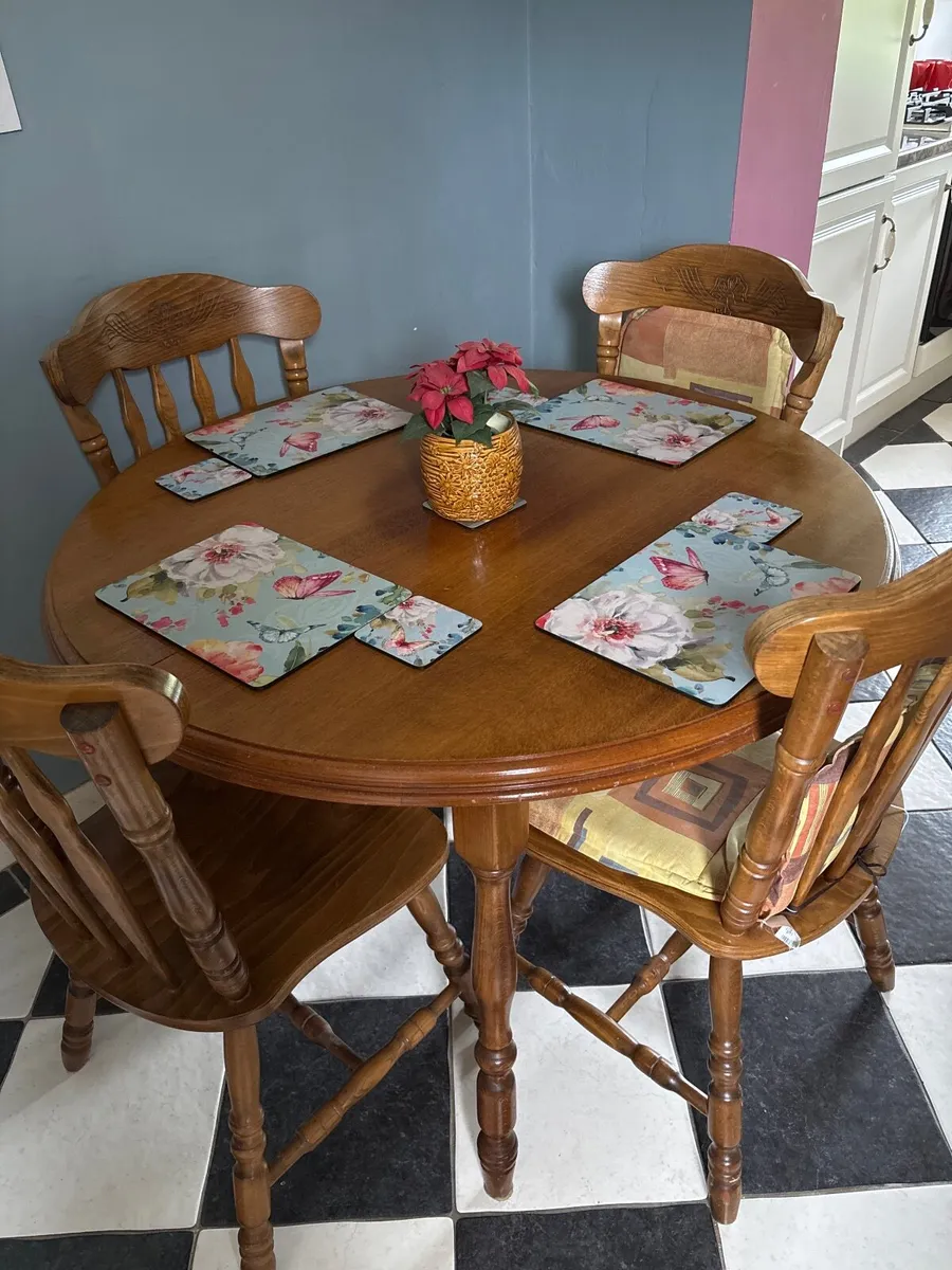 Kitchen table and chairs - Image 1