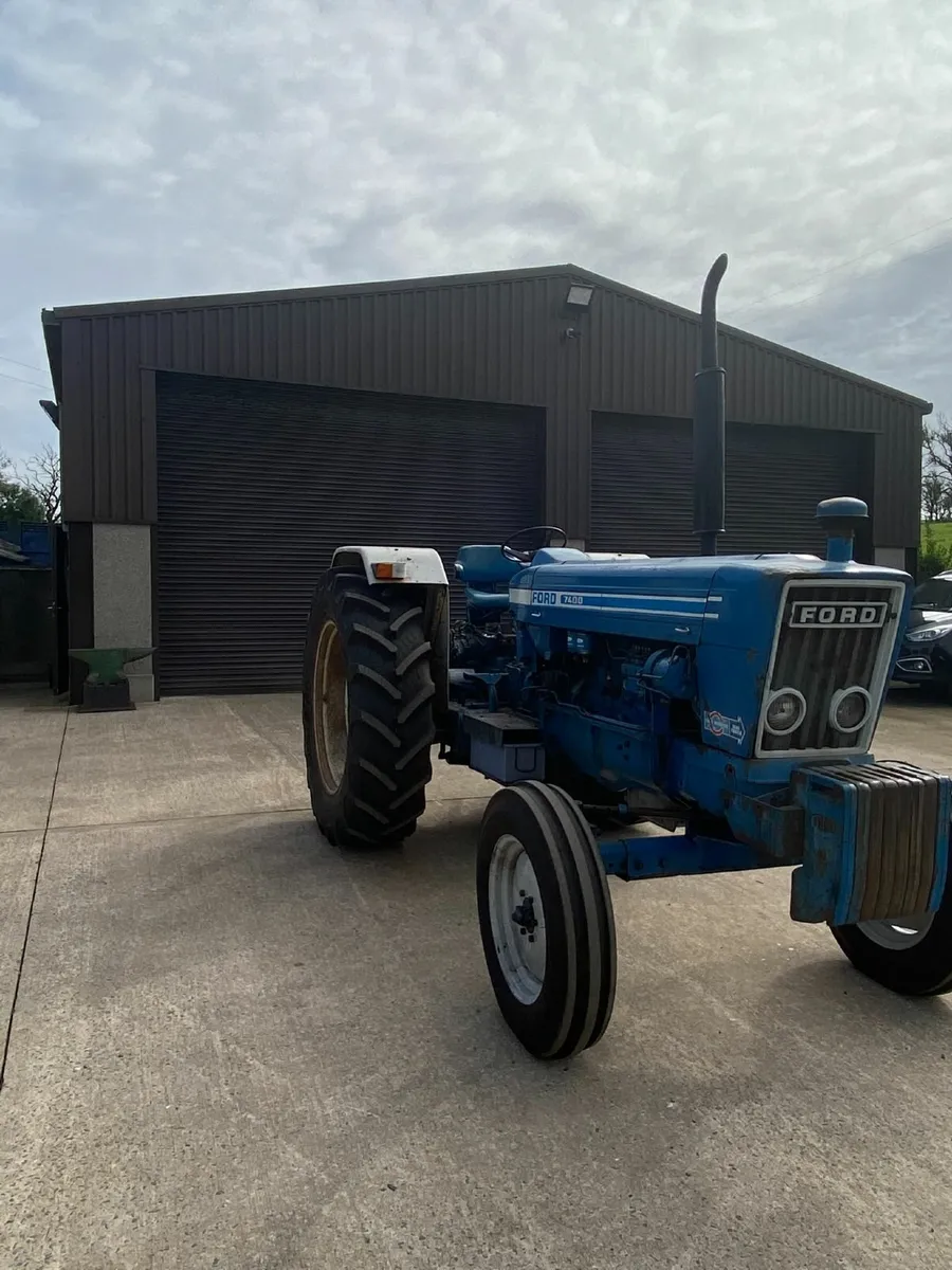 Vintage Tractor Ford 7400 - Image 2