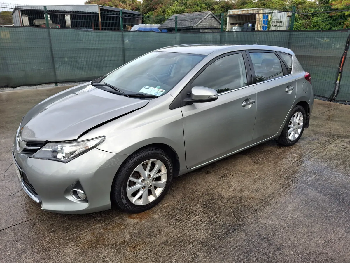 2014 Toyota Auris  1.4 D4D  Manual - Image 2