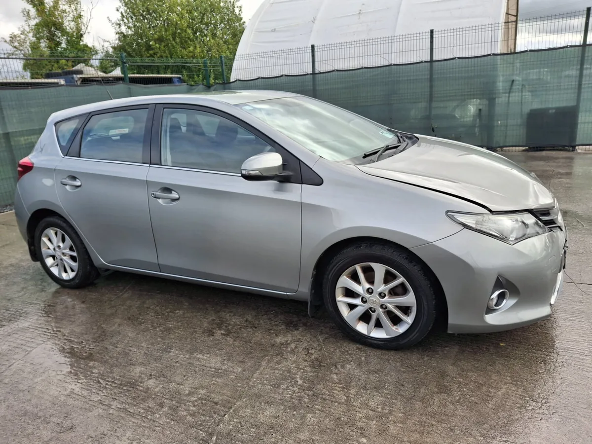 2014 Toyota Auris  1.4 D4D  Manual - Image 3