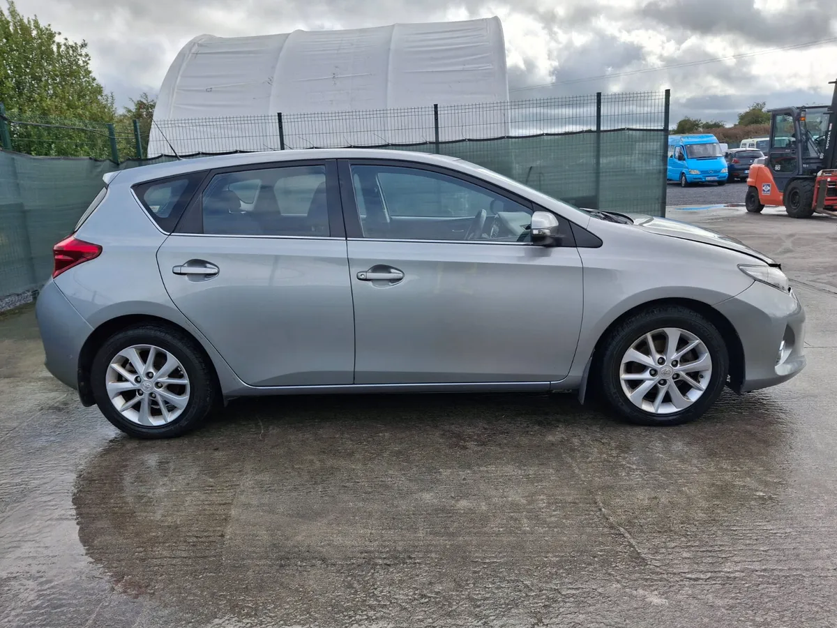 2014 Toyota Auris  1.4 D4D  Manual - Image 4