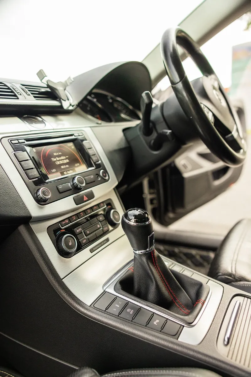Volkswagen Passat 2011 - Image 2