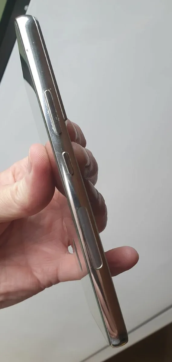 Samsung Galaxy S22 - Image 4
