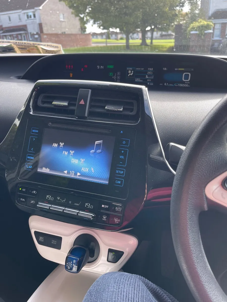 Toyota Prius 2016 - Image 2