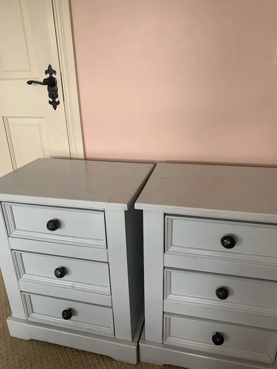 2 bedside lockers
