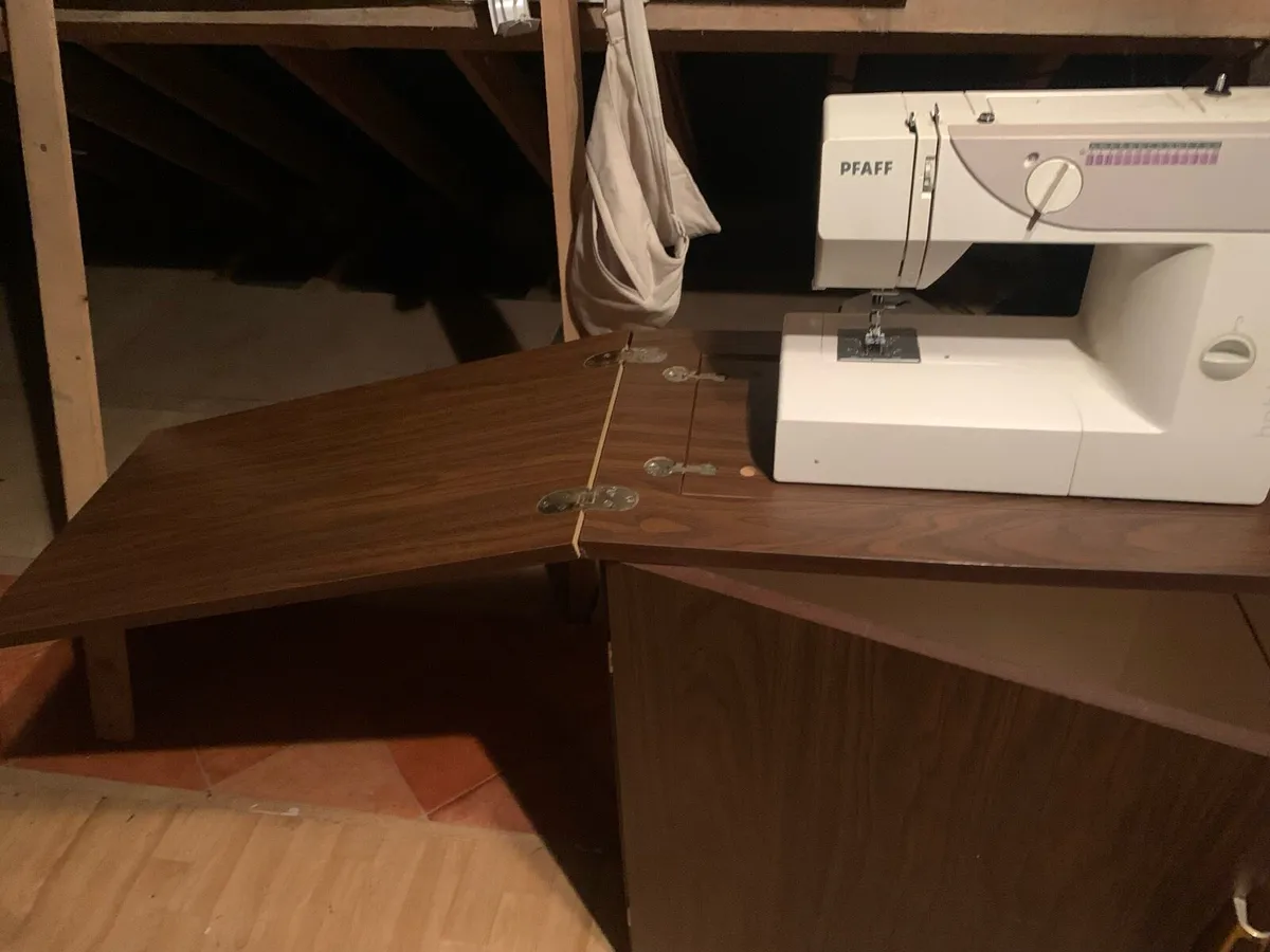 Pfaff 1020 Sewing Machine with fold away table - Image 2