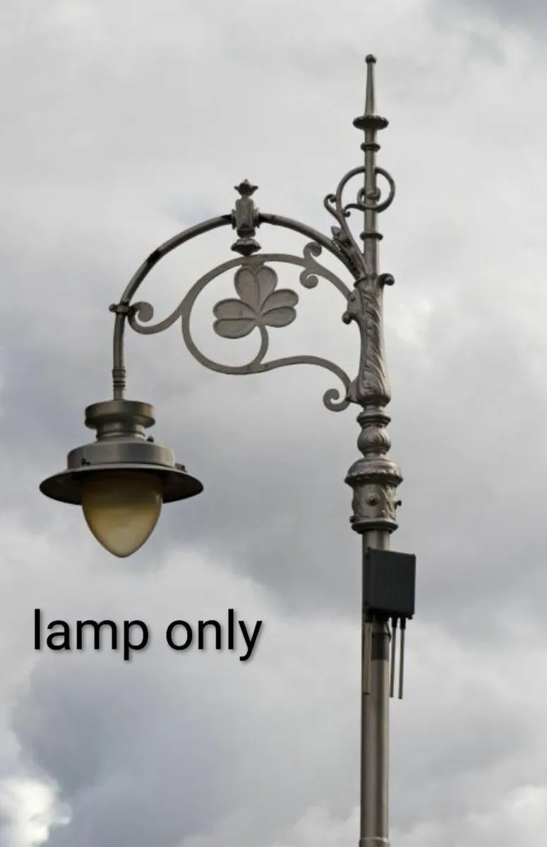 Large street lights - Image 1