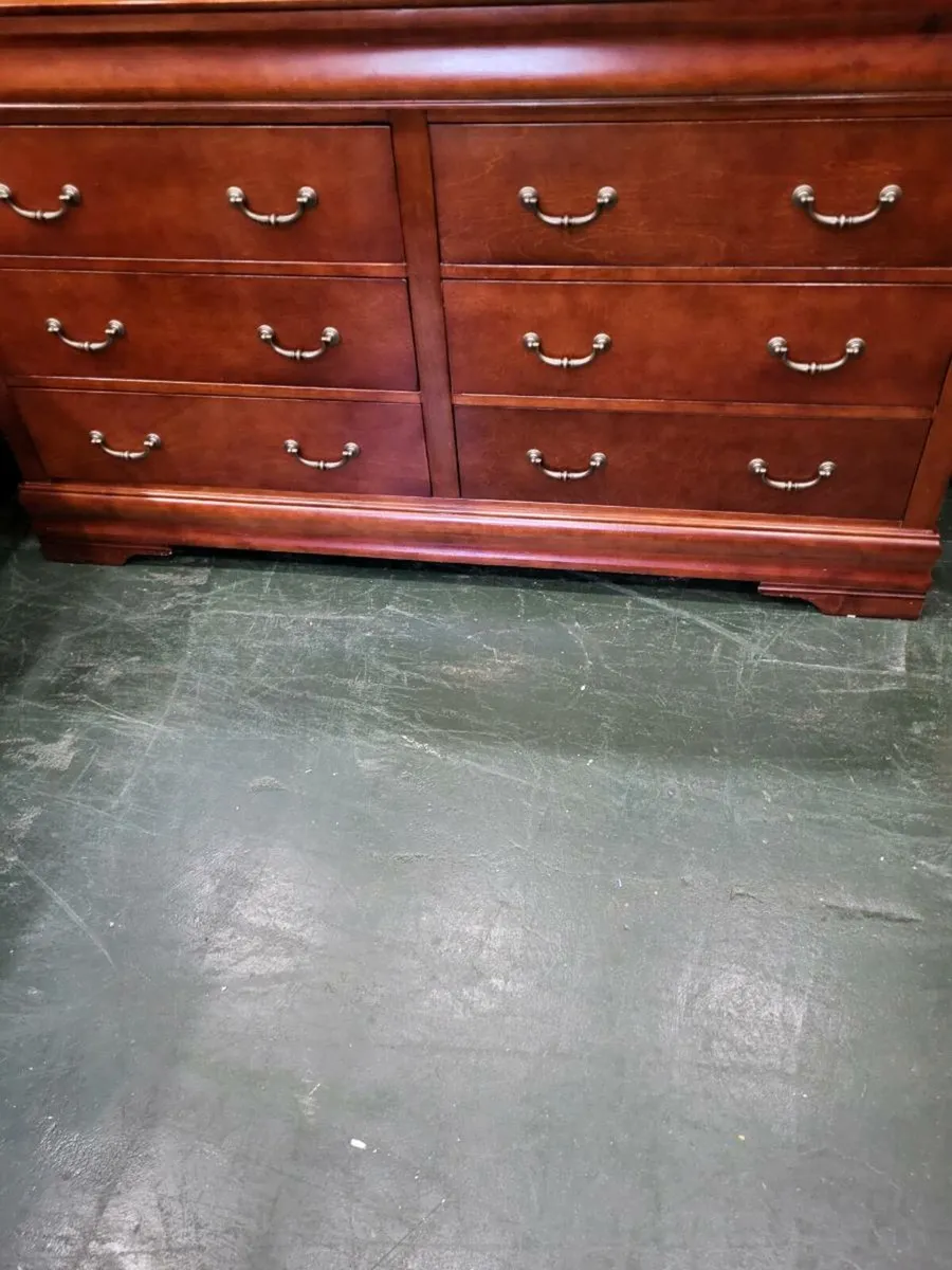 Lovely large chest of drawers/Sideboard - Image 2