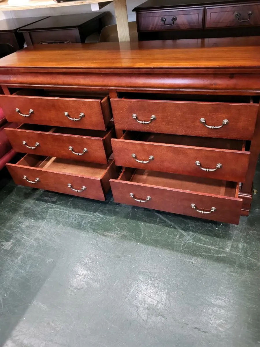 Lovely large chest of drawers/Sideboard - Image 3
