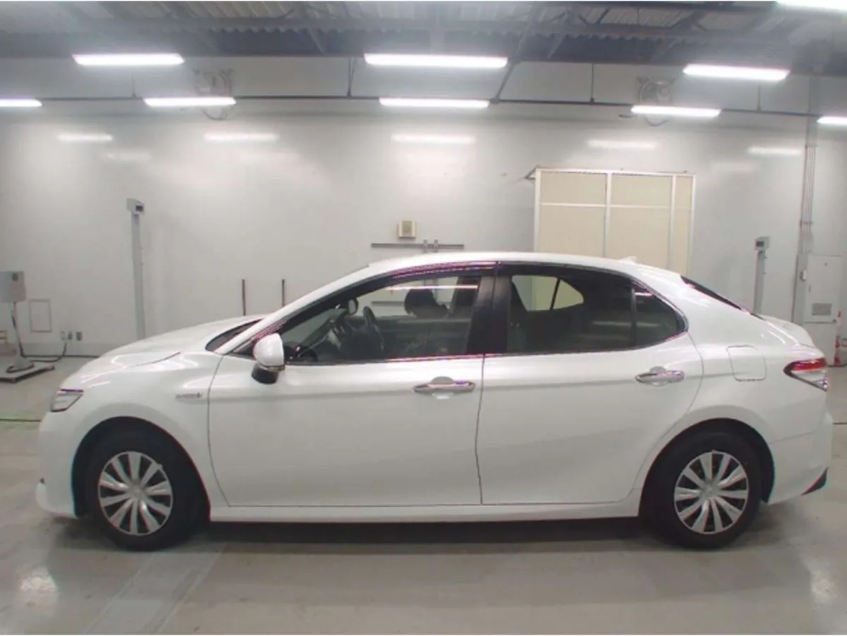 Toyota Camry 2.5 Petrol Hybrid Auto - Image 3