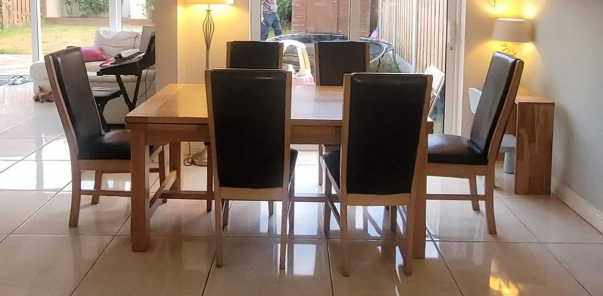 Dining table and 6 chairs - Image 1