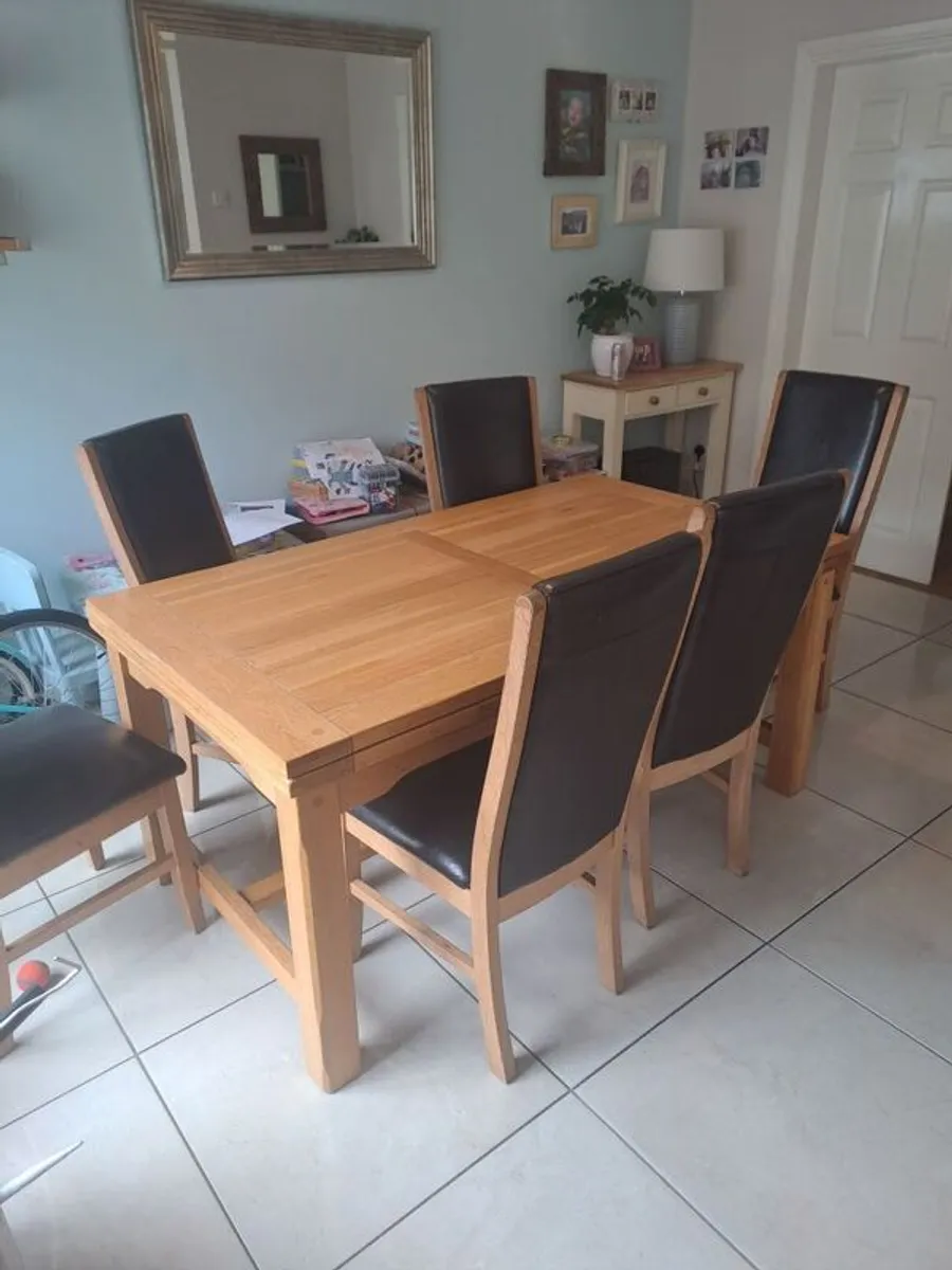 Dining table and 6 chairs - Image 4