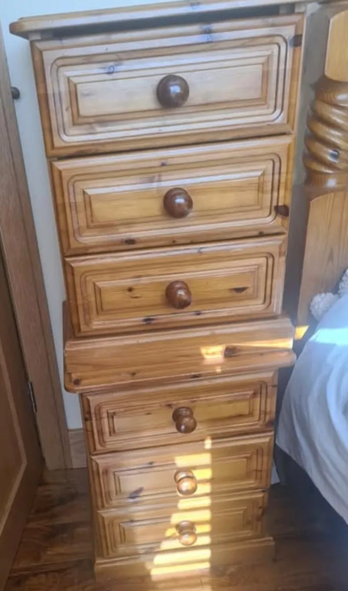 Bedroom drawers and lockers - Image 1