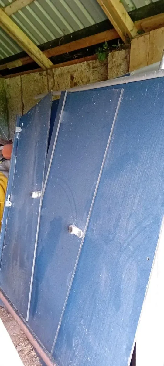 Toilet dividers/partitions and doors