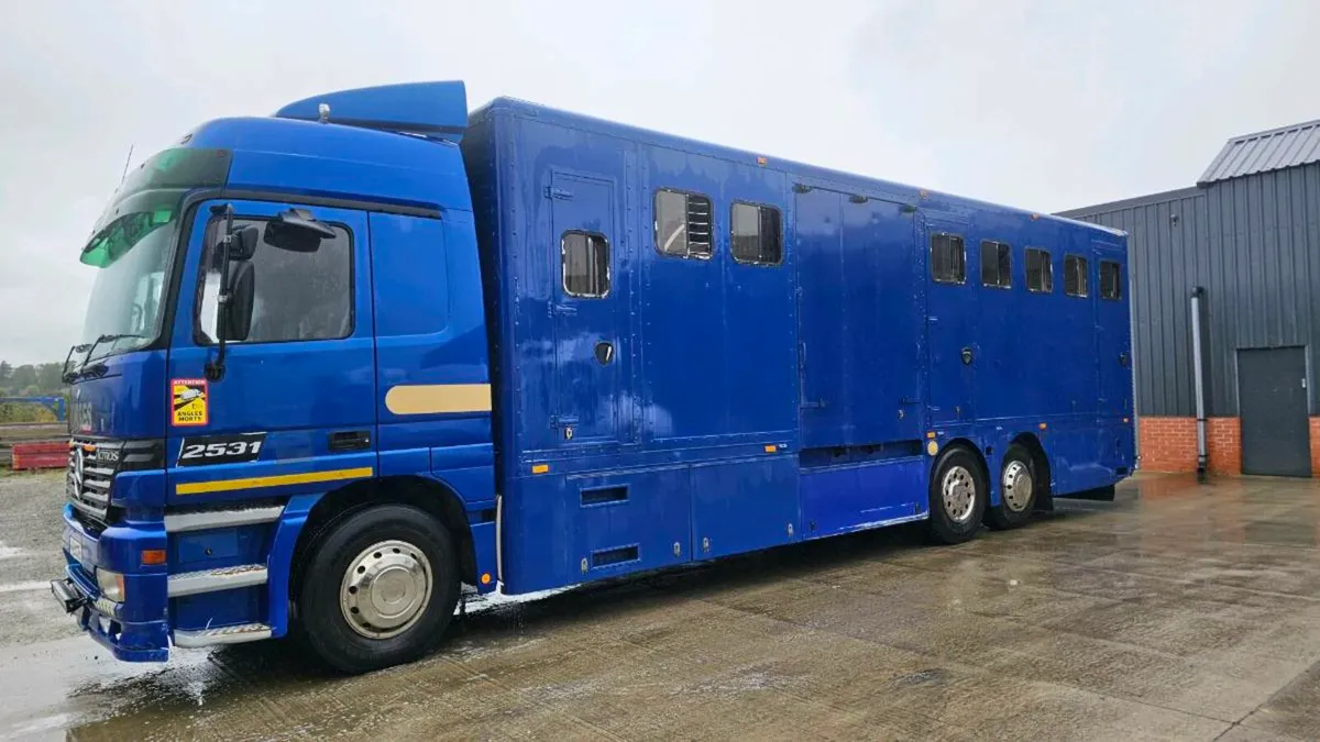 MERCEDES  ACTROS HORSEBOX - Image 1