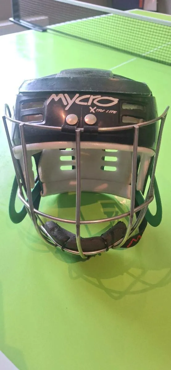 Hurling helmet - Image 1