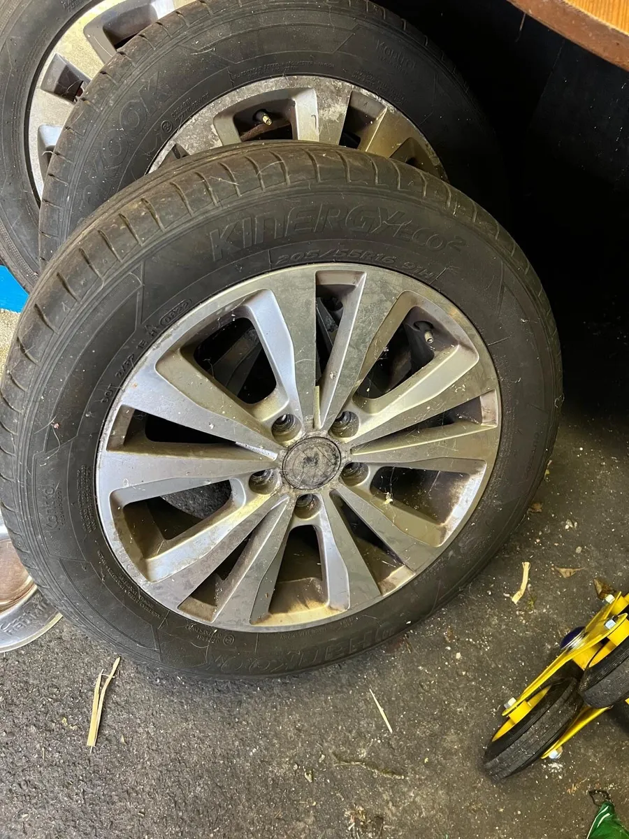 4 Volkswagen Golf tyres and alloys 205/55 R16 - Image 1
