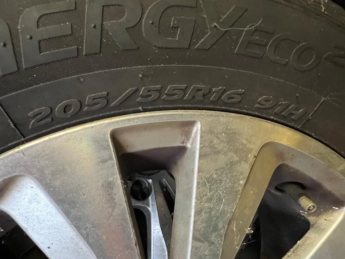 4 Volkswagen Golf tyres and alloys 205/55 R16 - Image 2