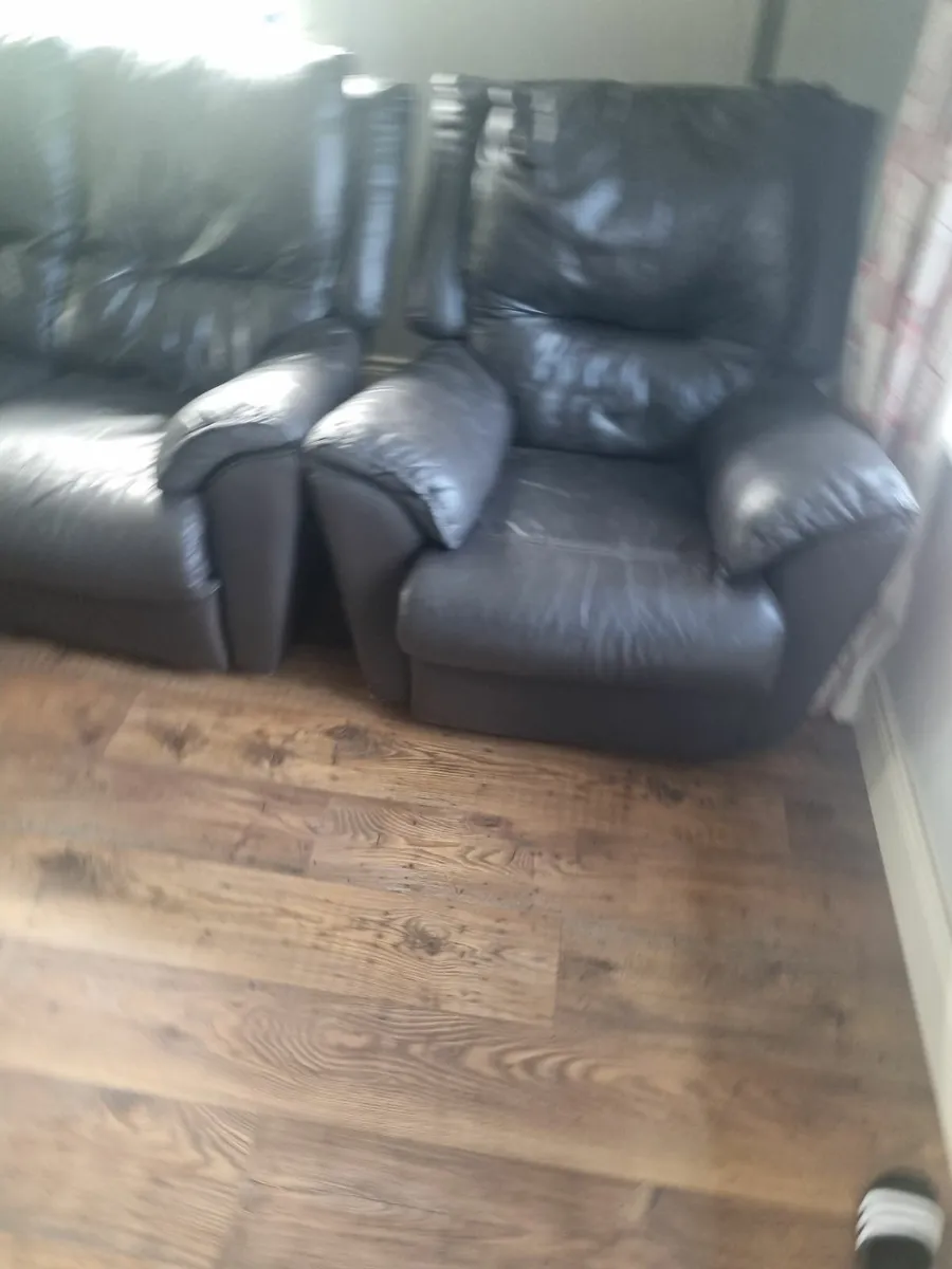 Leather recliner couch - Image 1