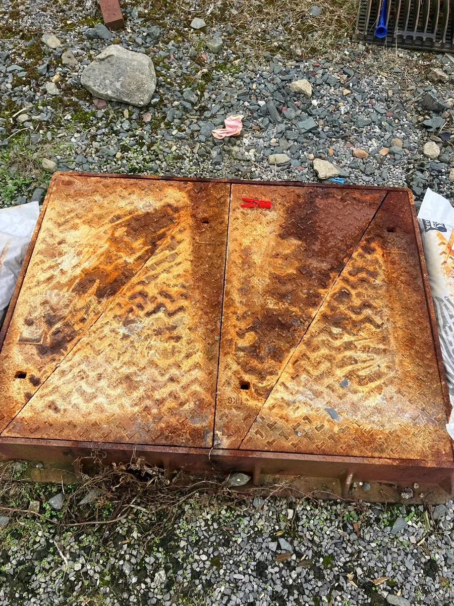 Man hole cover - Image 1