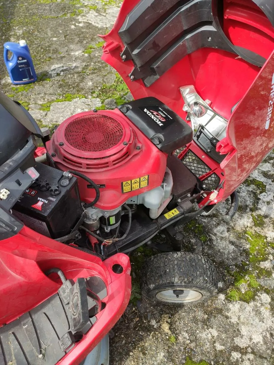 Honda HF2315 Ride on Lawnmower - Image 4
