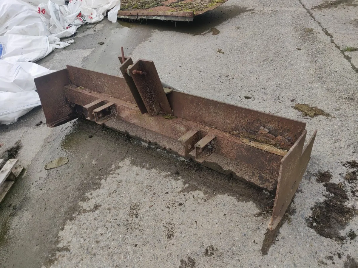 Metal yard scraper - Image 1