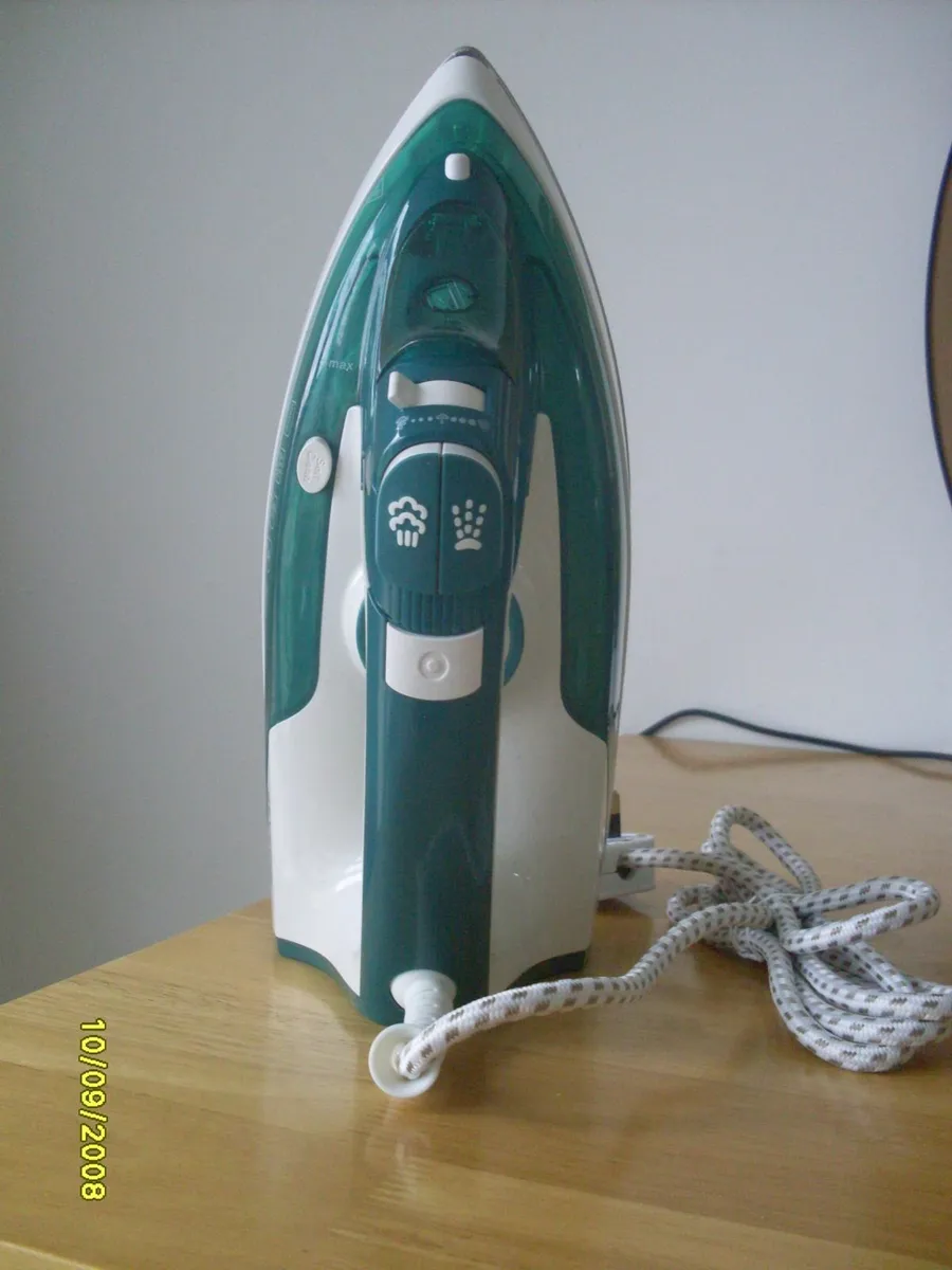 Severin Steam Iron - Image 1