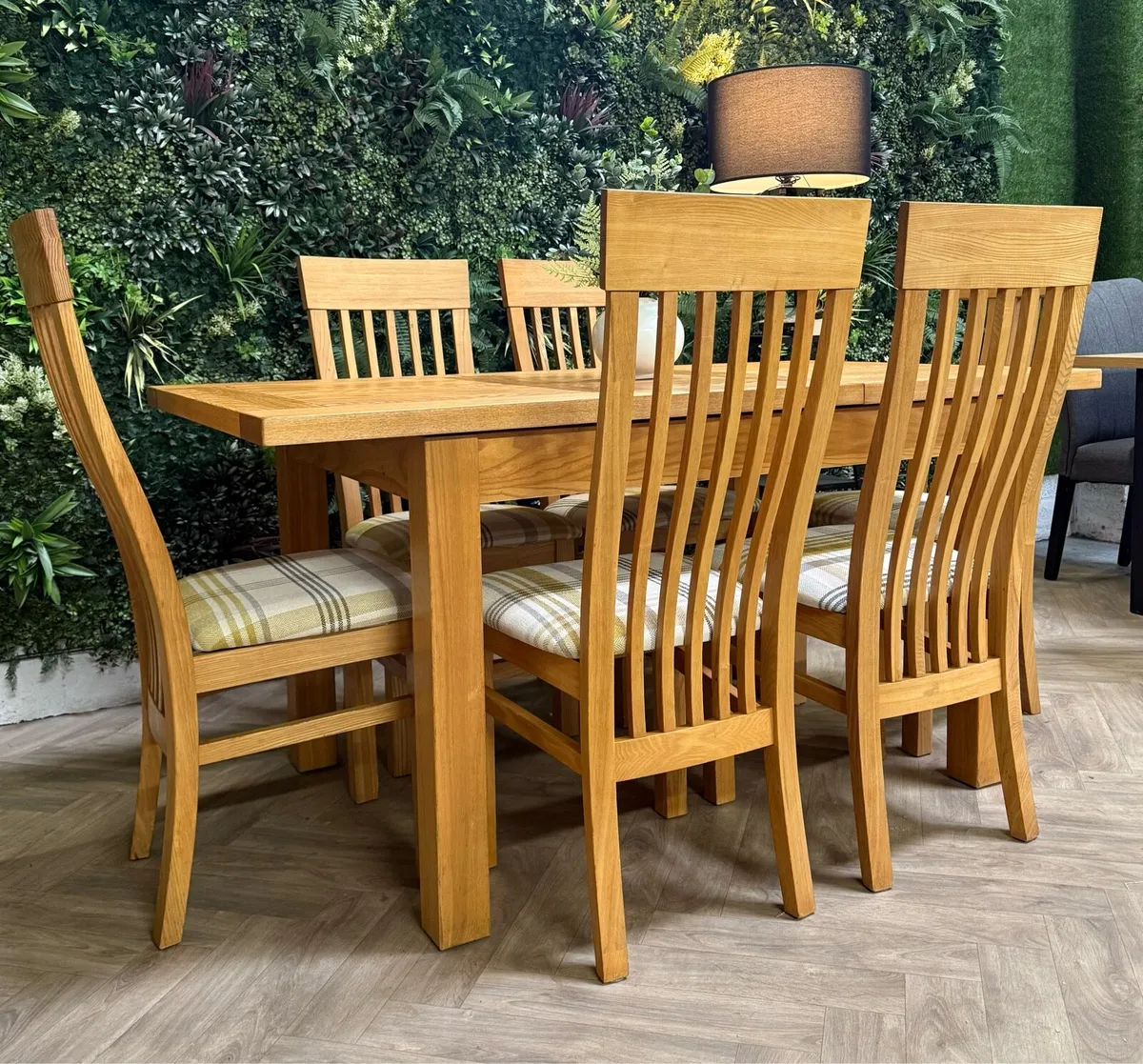 Extending oak kitchen table & 6 chairs - Image 1