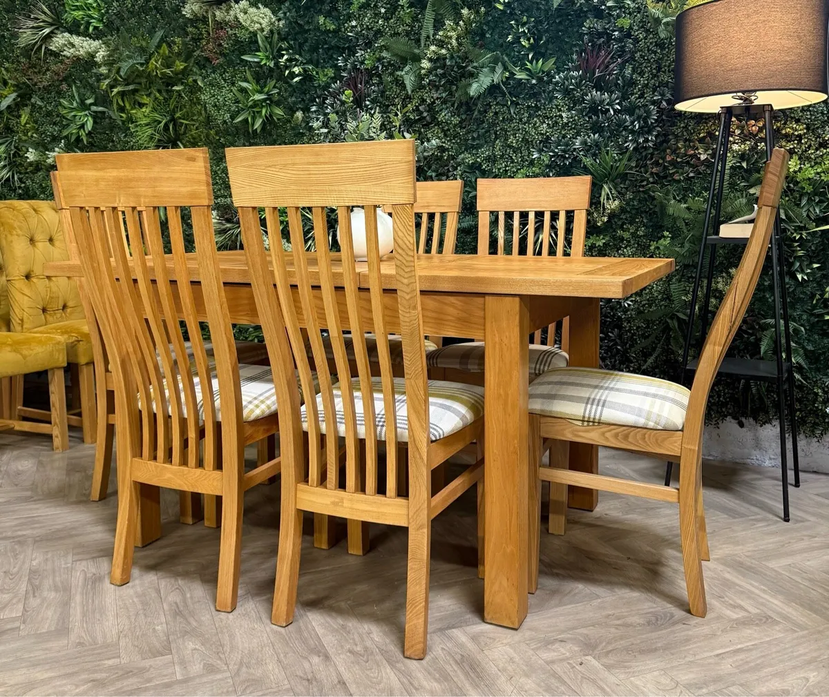 Extending oak kitchen table & 6 chairs - Image 2