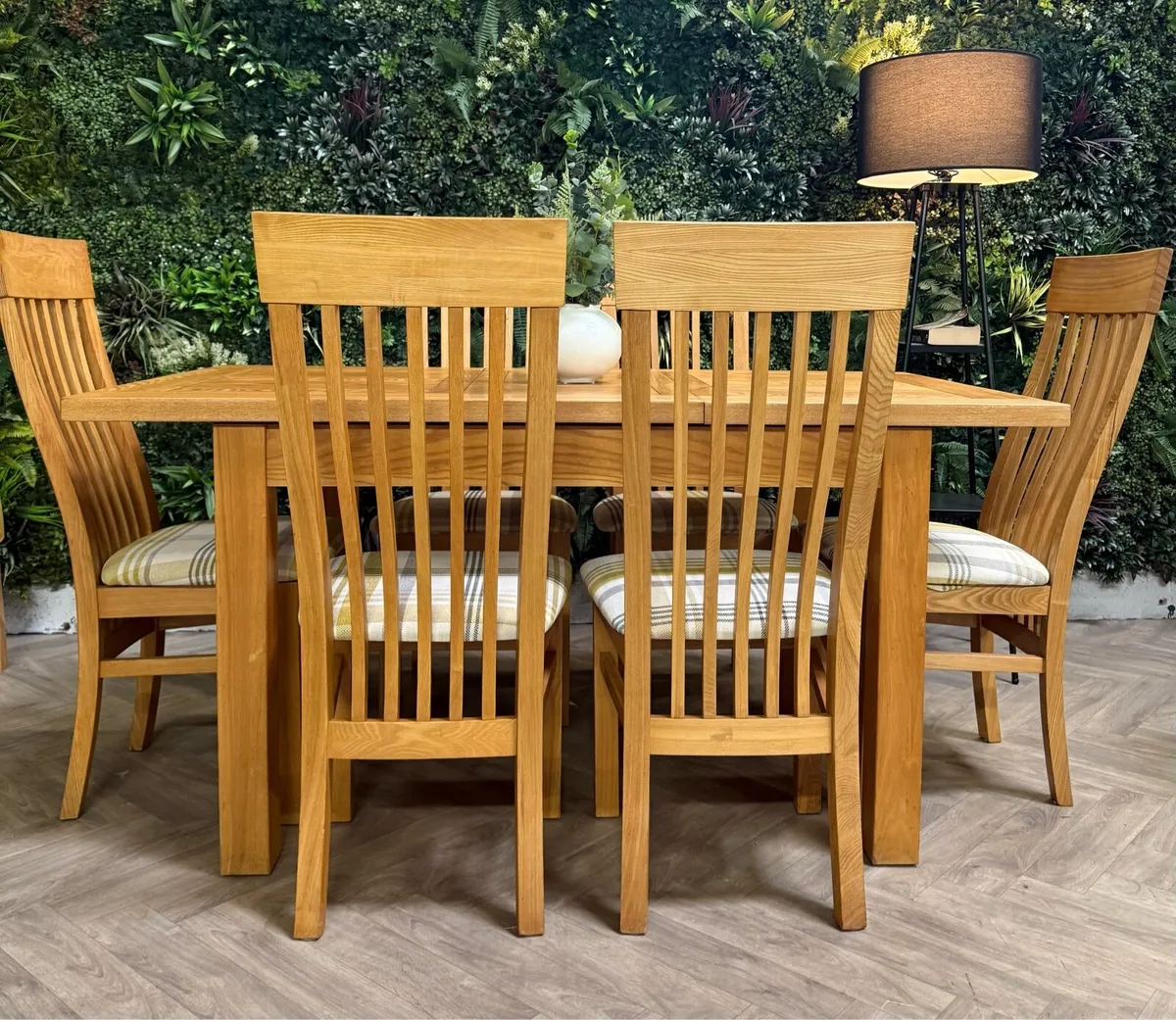 Extending oak kitchen table & 6 chairs - Image 3