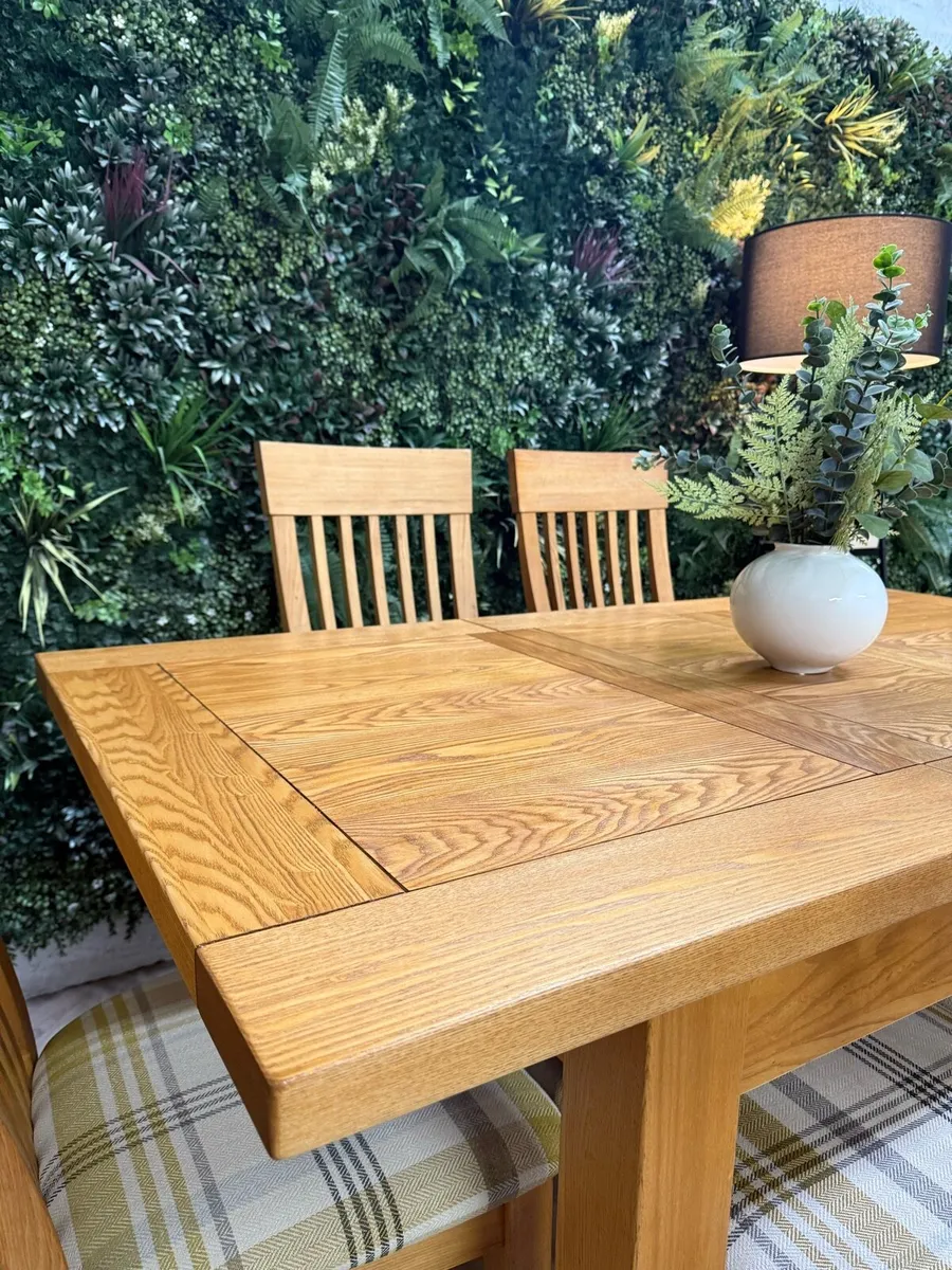 Extending oak kitchen table & 6 chairs - Image 4