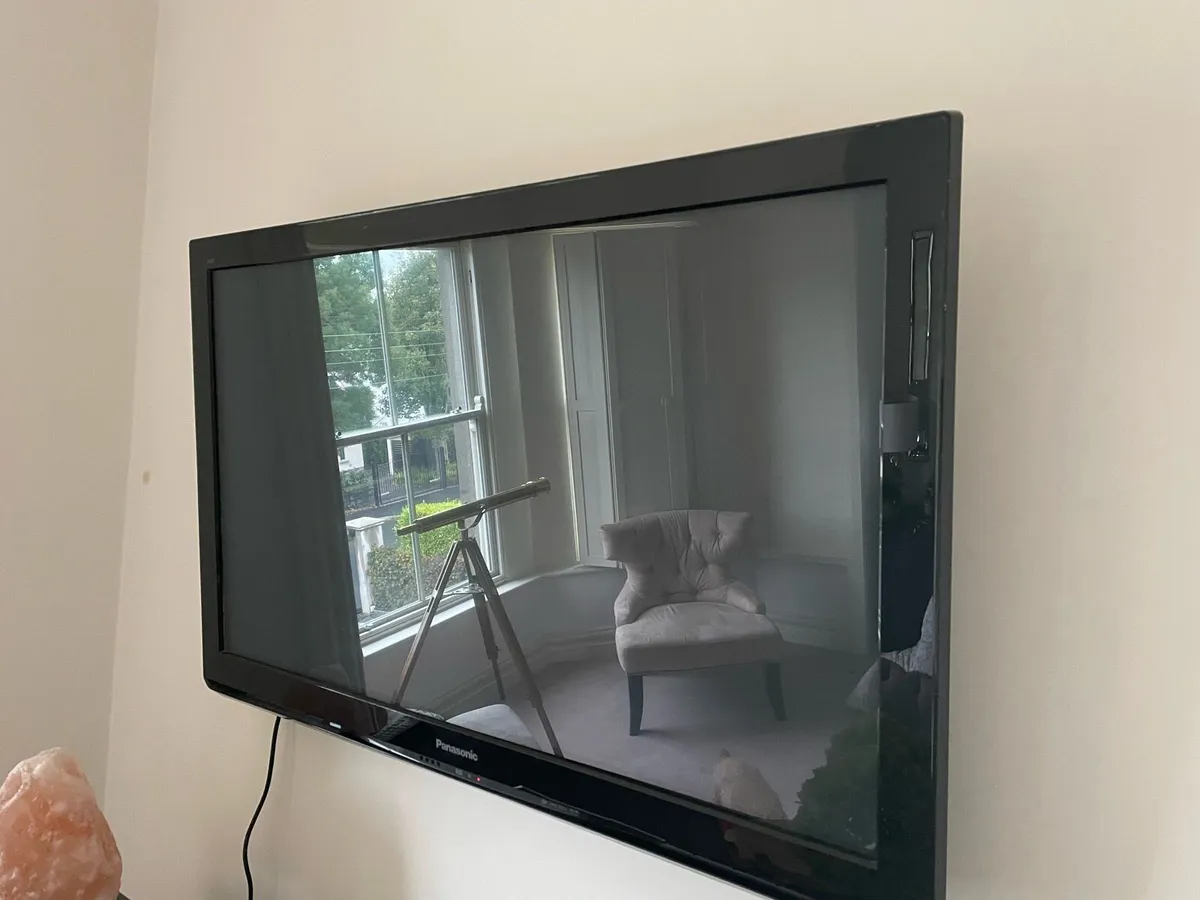 Panasonic TV - like new - Image 2
