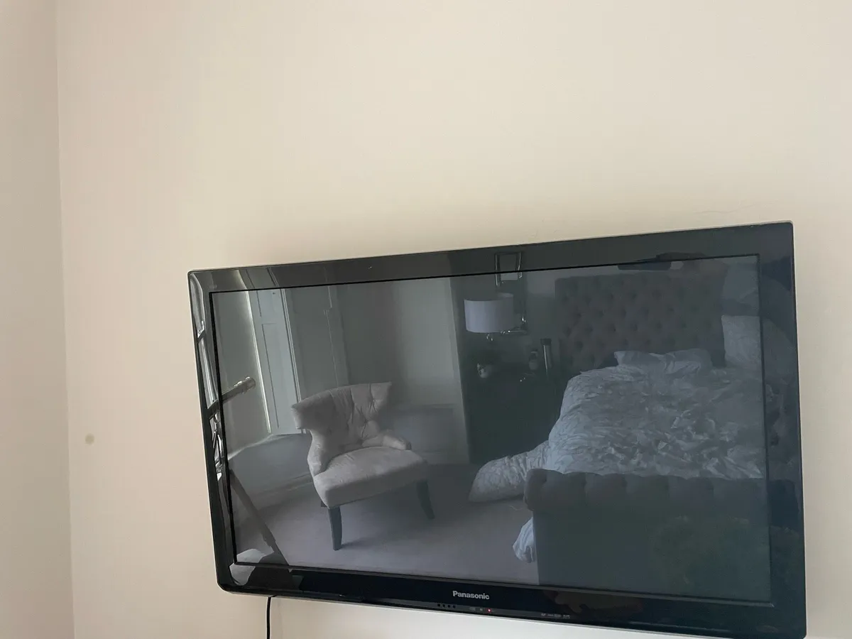 Panasonic TV - like new - Image 1