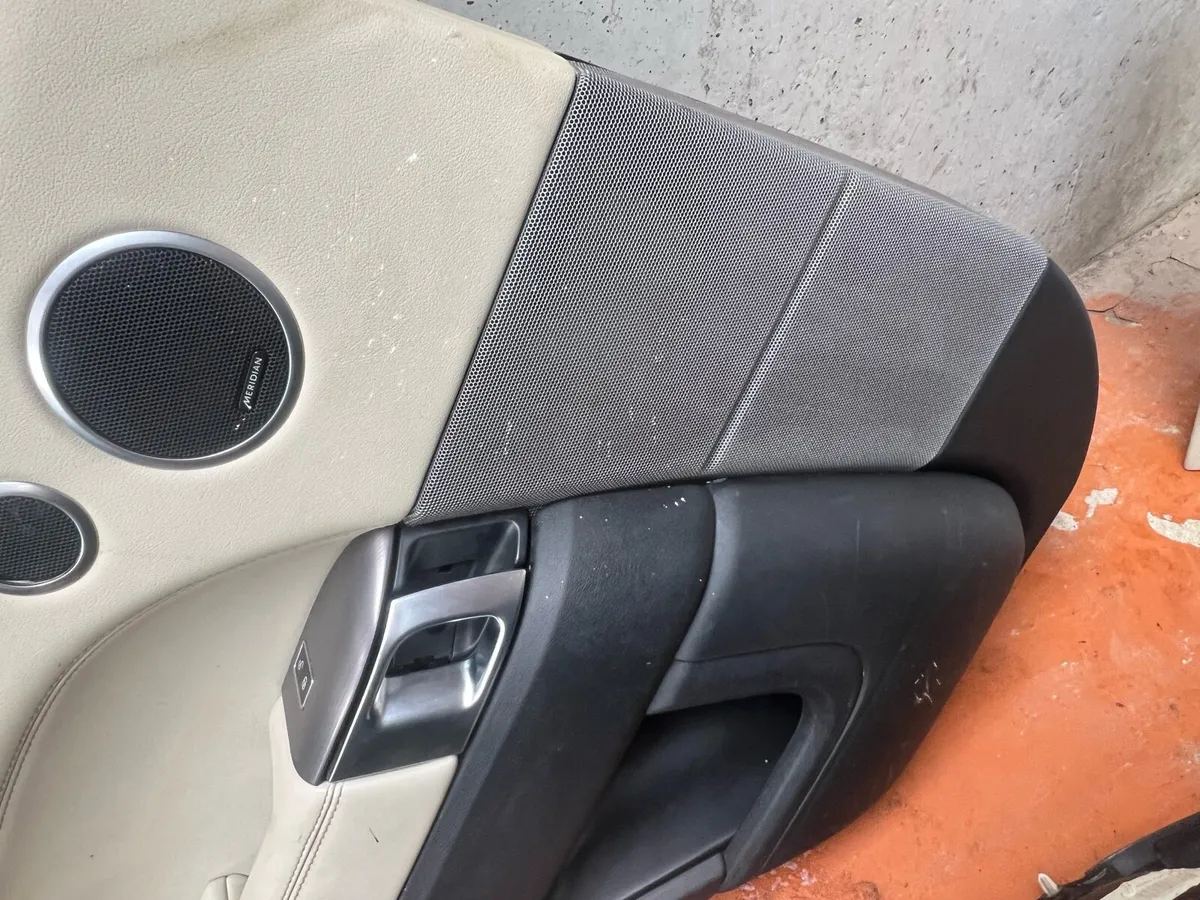 Range Rover interior - Image 4