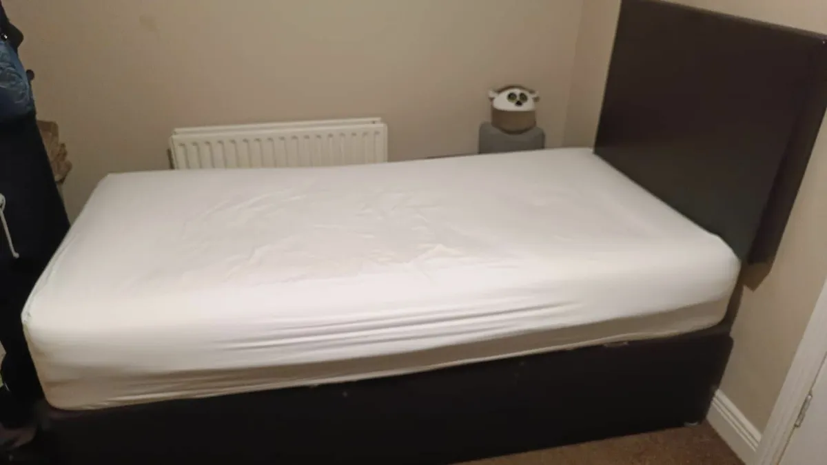 Single bed and mattress - Image 1