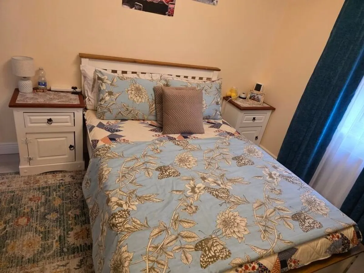 bed with lokers - Image 1
