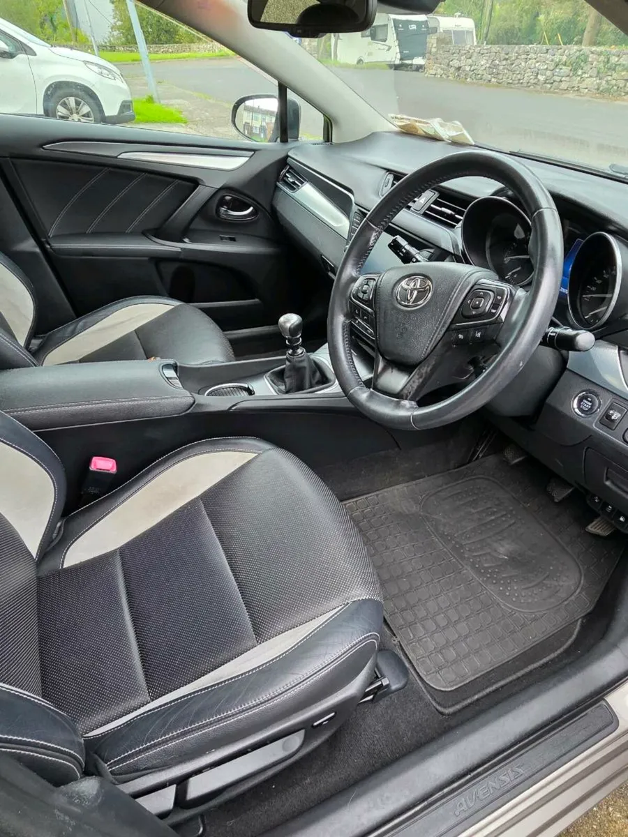 Toyota avensis low km - Image 1