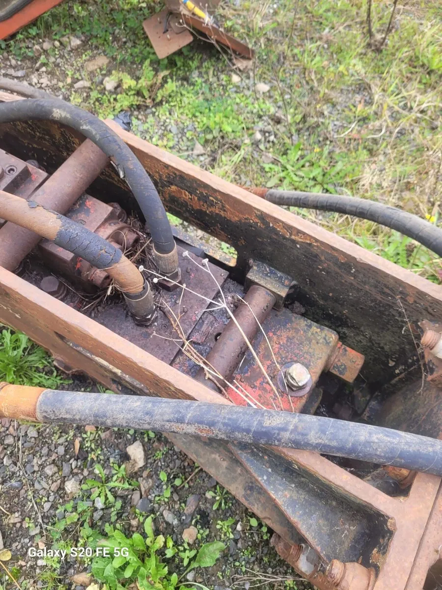 Huskie rock bracker - Image 1