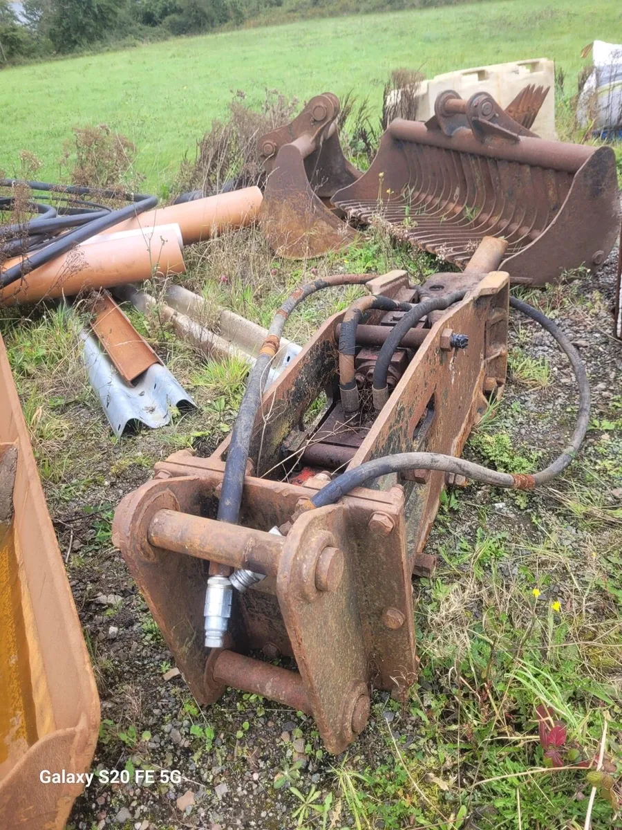 Huskie rock bracker - Image 3