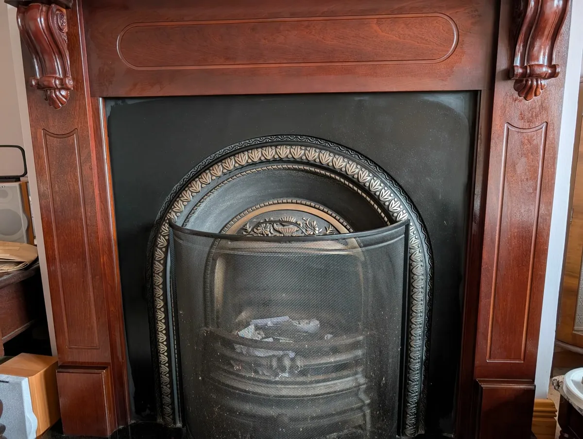 Fridge and fire place - Image 1