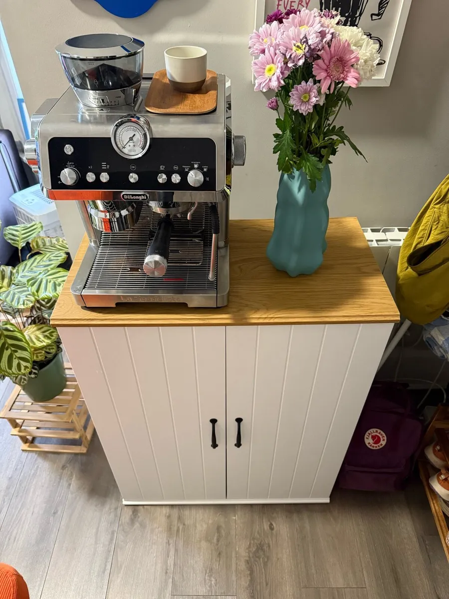 Cabinet with doors - Image 1
