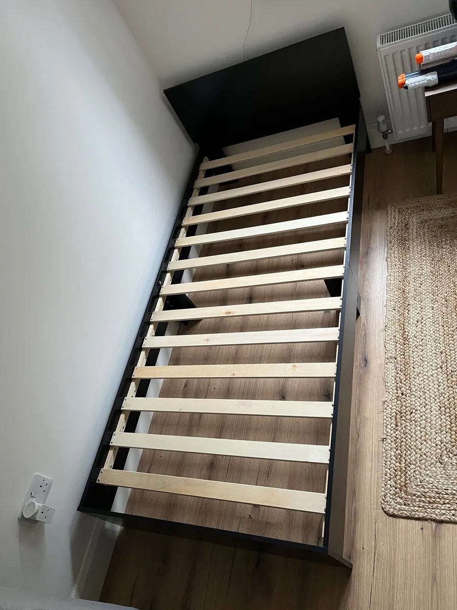 Single bed - Image 1