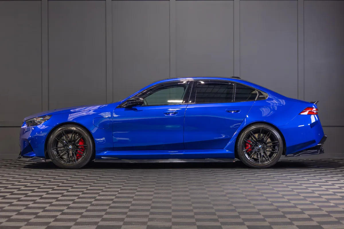 2025 BMW M5 (G90) - Image 3