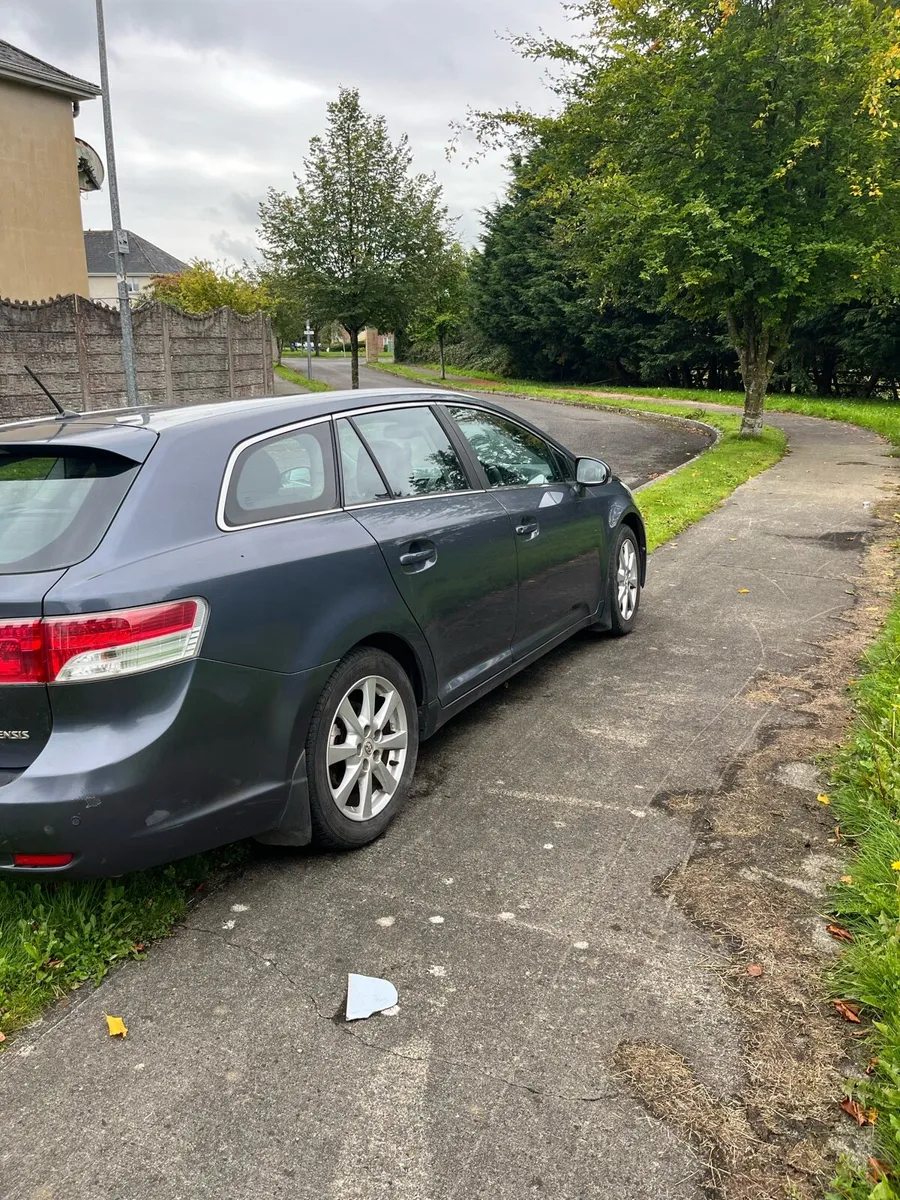Toyota avensis 2010 - Image 2